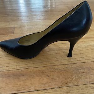 Black pumps